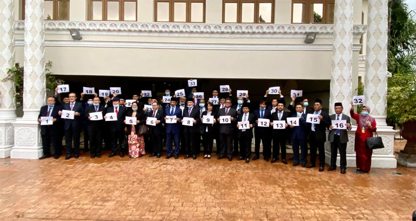 Ahli Dewan Undangan Negeri (ADUN) Sungai Sibuga itu memuat naik foto menunjukkan setiap mereka memegang kertas yang memaparkan nombor 1 hingga 33. - Foto Facebook / Musa Aman