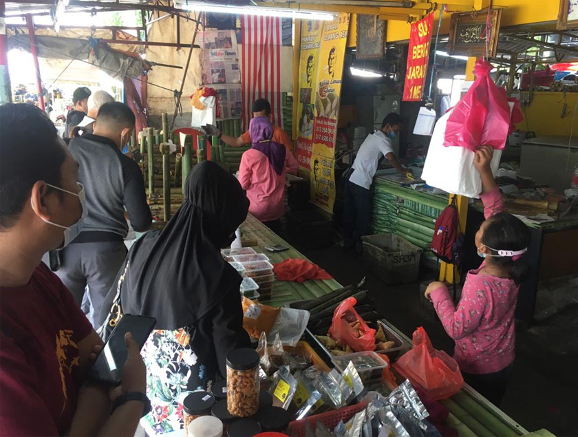 Raya tahun ini yang disambut dalam kelaziman baharu ternyata memberi kesan kepada peniaga lemang apabila jualan mereka tidaklah sehebat tahun-tahun sebelum ini.