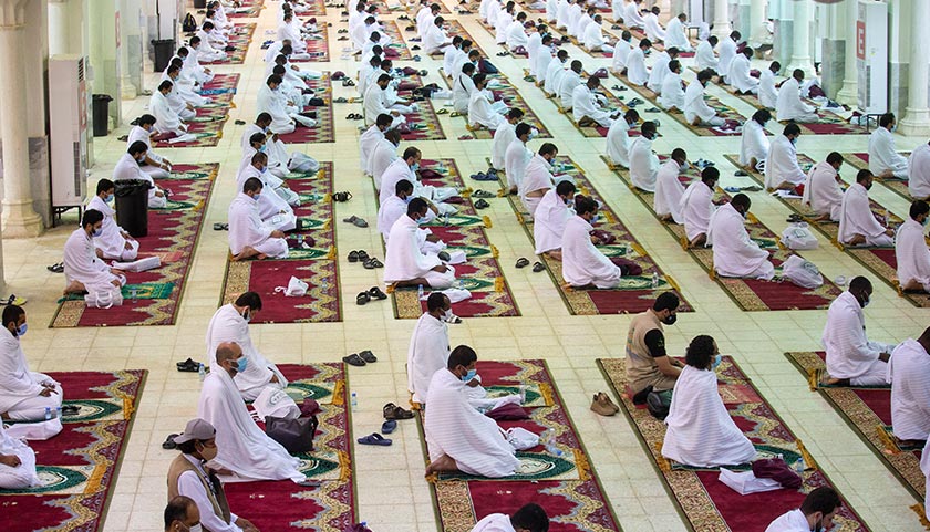 Jemaah haji diwajibkan memakai pelitup muka dan mematuhi penjarakan fizikal ketika melakukan wukuf, tawaf dan upacara keagamaan lain sepanjang lima hari di Mekah dan beberapa lokasi lain. - Foto AP/Kerajaan Arab Saudi