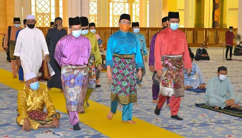 Ketua Menteri Sarawak, Datuk Patinggi Abang Johari Tun Openg dilihat melangkah masuk ke Masjid Jamek Kuching pada Jumaat jam 7.30 pagi -Gambar Astro AWANI 