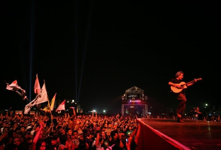 Setiap kali mengadakan konsert, Iwan Fals berjaya menarik puluhan ribu peminatnya. - Gambar FB Iwan Fals