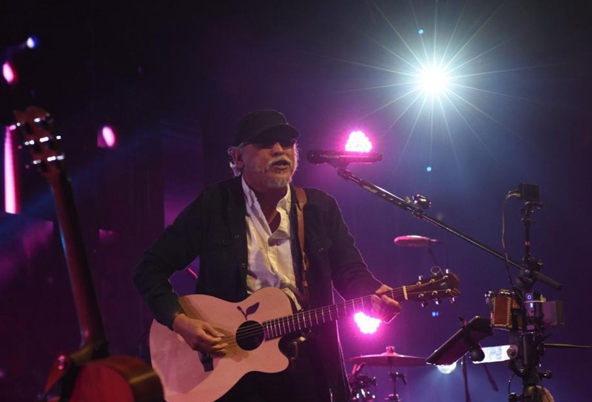 Iwan Fals menggunakan muzik dan lagu protes sekaligus menjadikan dirinya wira rakyat yang tidak berparti dan tanpa fahaman politik. - Gambar FB Iwan Fals