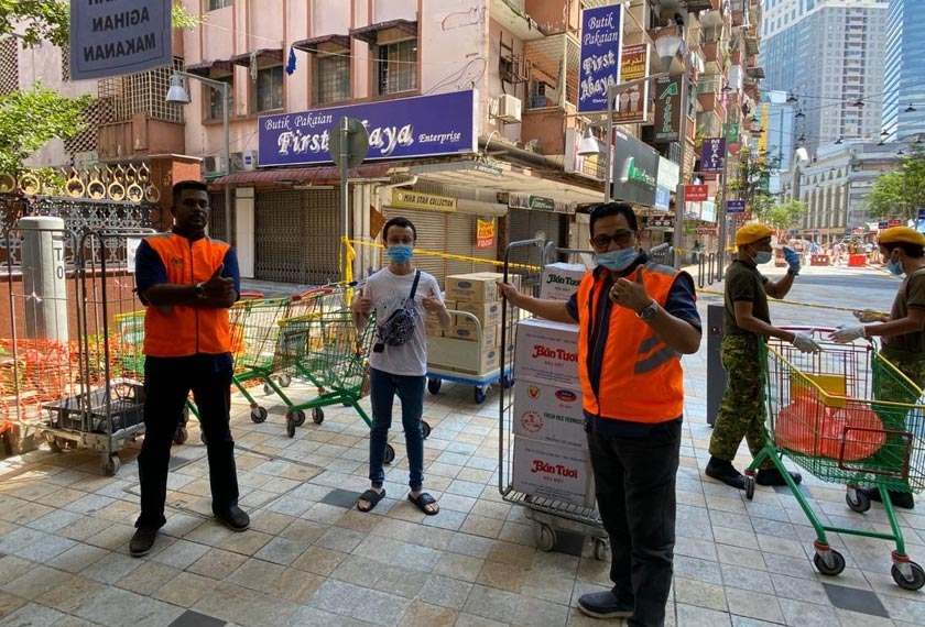 Vietdekat menyalurkan sumbangan makanan kepada petugas barisan hadapan.
