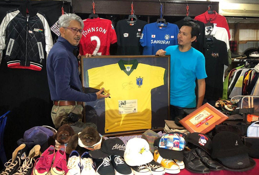 Sesi menandatangani pemenang pembidaan jersi Piala Dunia 1982 milik pemain Brazil oleh Penasihat  Facebook Suara Anak Cokit, Zainal Rashid Ahmad (kiri) dengan Pengurus Garasi Republic, Shahrizal Mat Zin.