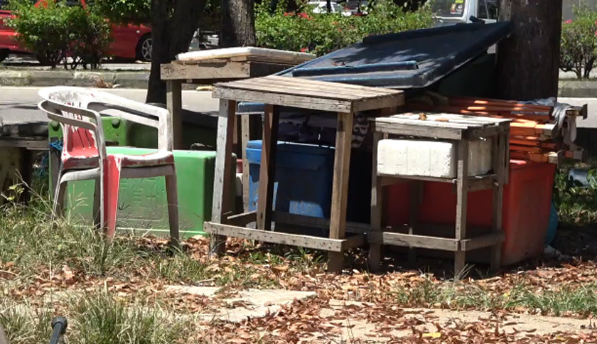 Sebahagian barangan peniaga Pasar Tani Hiliran, Kuala Terengganu, yang ditinggalkan kerana tidak dapat beroperasi seperti biasa sejak beberapa bulan lalu. - Astro AWANI