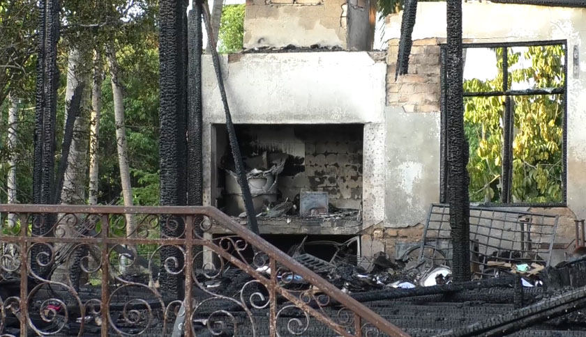 Bomba berjaya mengawal kebakaran dari merebak ke rumah berhampiran. - Foto Astro AWANI