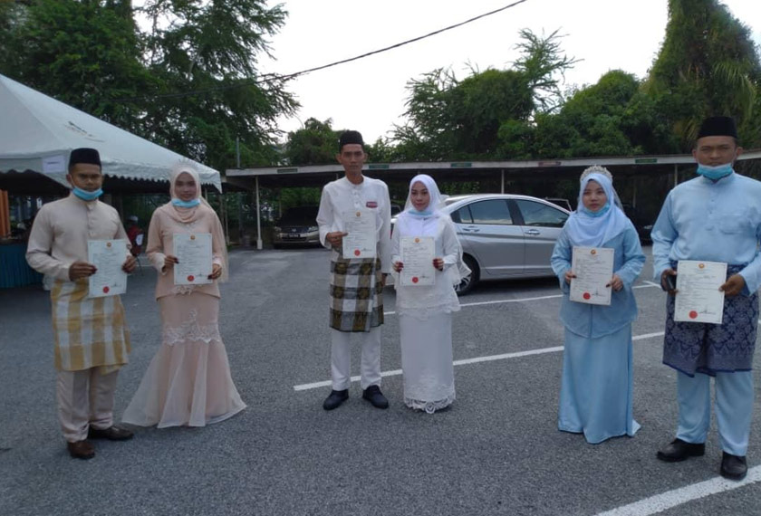 ANTARA pasangan pengantin baharu yang melangsungkan akad nikah ketika pelaksanaan Perintah Kawalan Pergerakan Bersyarat di Kubang Pasu, Kedah pada Rabu. - Gambar Astro AWANI