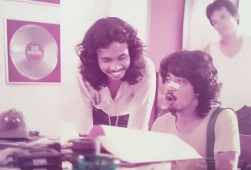 Nasir Jani sedang berbincang dengan salah seorang pelakon utama filem Kembara Seniman Jalanan. - Gambar Ihsan Nasir Jani