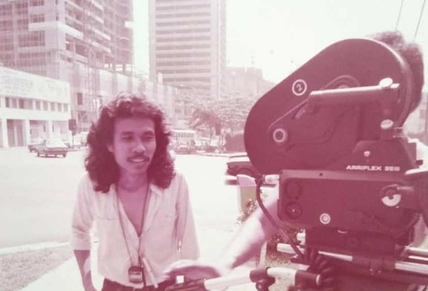 Aksi Nasir Jani ketika mengarahkan filem Kembara Seniman Jalanan. Gambar Ihsan Nasir Jani