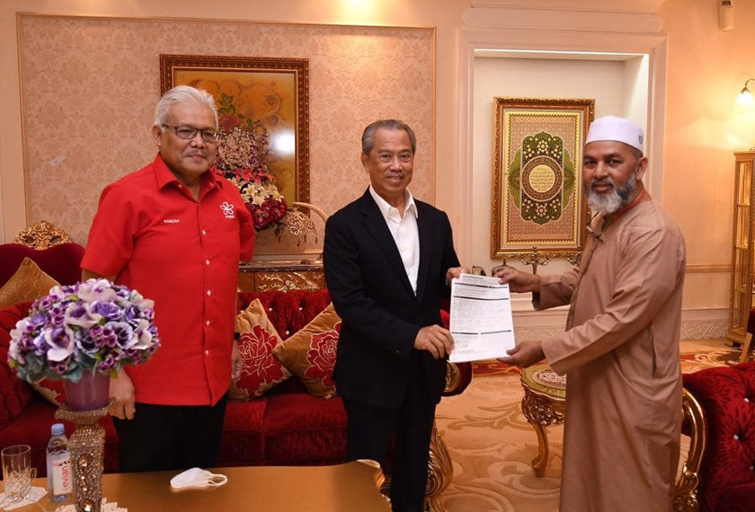 Ahli Parlimen Bukit Gantang, YB Syed Abu Hussin Hafiz Syed Abdul Fasal menyerahkan borang keahlian menyertai parti Pribumi Bersatu Malaysia (Bersatu). - Gambar FB Tan Sri Muhyiddin Yassin