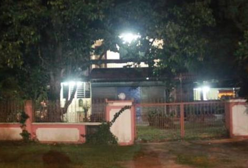 Tuan rumah terlihat kelibat dua lelaki yang memasuki perkarangan rumahnya melalui rakaman CCTV. Foto Astro AWANI