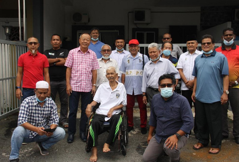 Namat berkata, beliau terharu dengan kedatangan rakan-rakan yang melawatnya di sini setelah tidak menemui mereka sejak beberapa tahun lalu. - Foto Astro AWANI