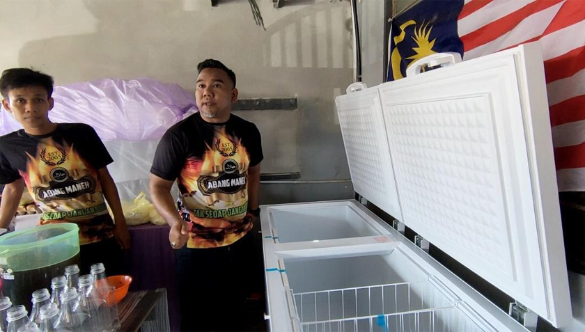 Mohd Fadzil menunjukkan peti sejuk beku yang dibelinya baru-baru ini. - Foto Astro AWANI