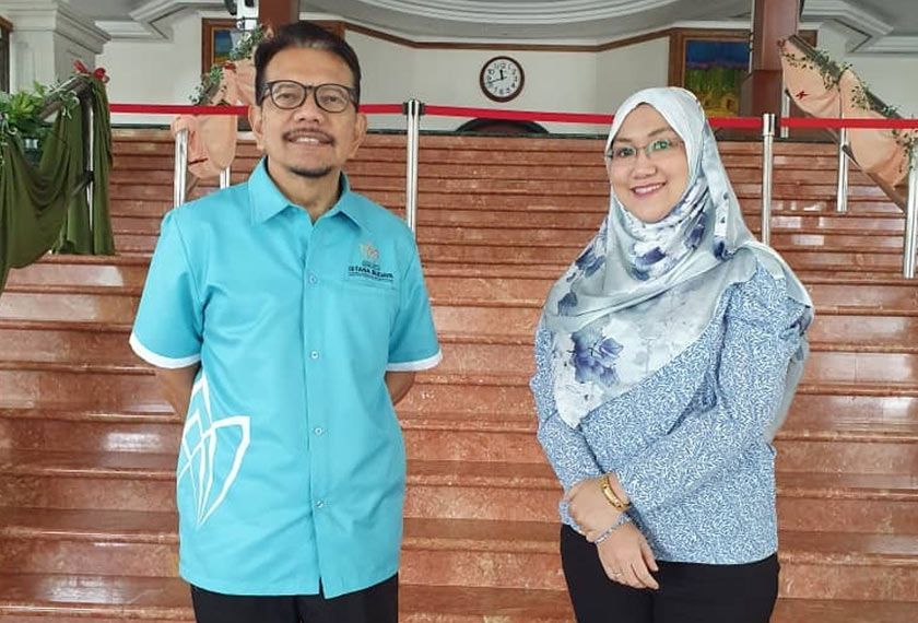 Abang Joe di samping pegawainya, Puteri Shahda Azza Megat Burhainuddin yang juga Pengarah Pemasaran Istana Budaya. - Gambar Astro AWANI