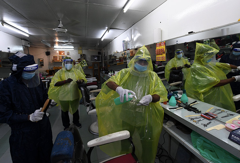 Pemilik dan kakitangan bersedia memakai ponco plastik, pelitup muka, topeng dan pelindung muka. - Bernama