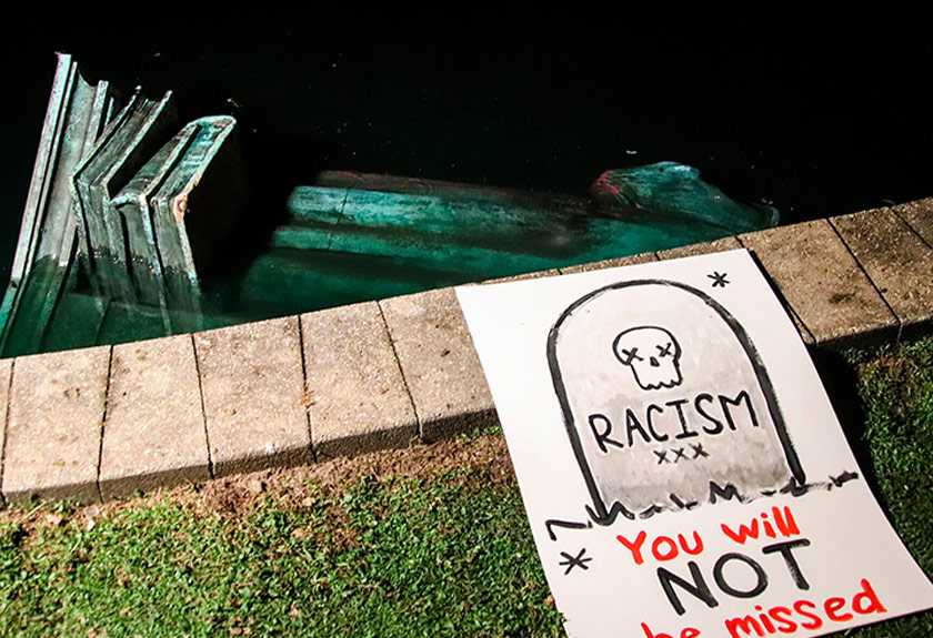 Keadaan tugu patung Columbus yang akhirnya dihumban ke tasik oleh penunjuk perasaan. - AP