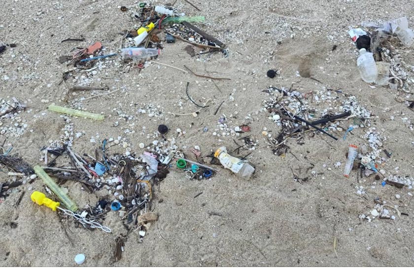 Daripada pengalaman penulis sendiri sewaktu berkunjung ke Pantai Batu Buruk, Kuala Terengganu, longgokan sampah sarap dibiarkan berselerak hingga merosakkan pandangan. - Foto Dr Izyan Munirah