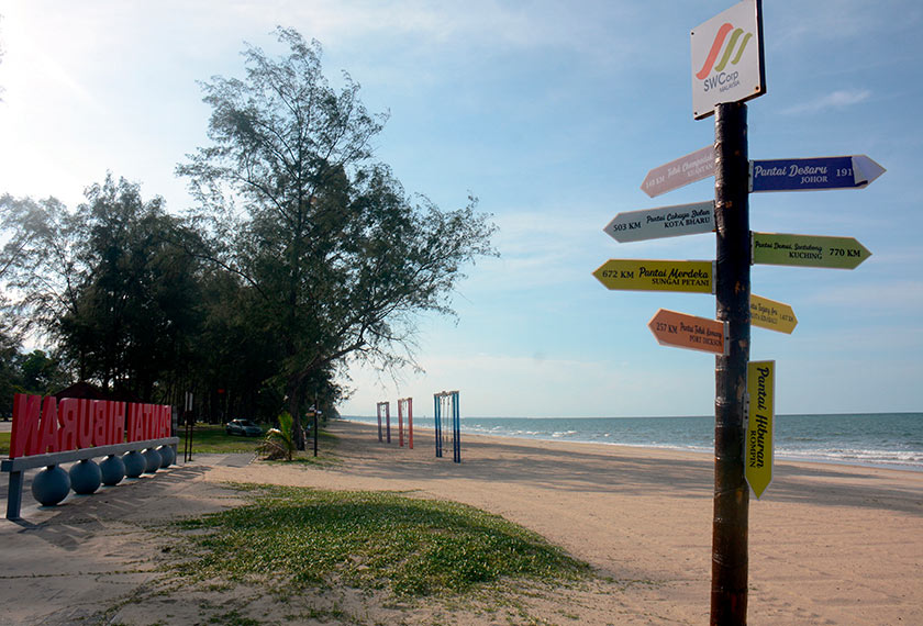 Pantai Hiburan yang menjadi lokasi riadah penduduk sekitar bandar Rompin, terutama pada cuti hujung minggu dan cuti umum, dilihat lengang semasa dalam tempoh PKP pada 31 Mei lalu. --fotoBERNAMA/Hiasan
