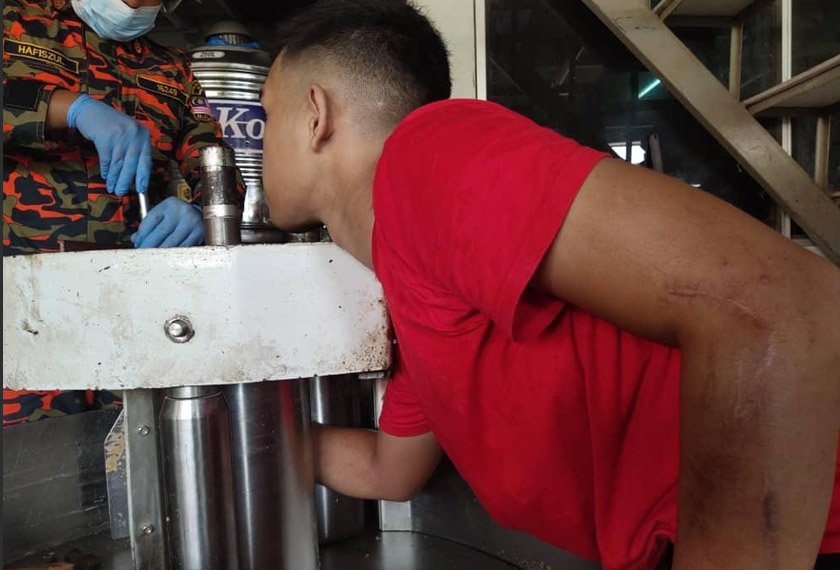 Anggota bomba menggunakan peralatan khas ‘rescue tools’ untuk meleraikan mesin. Foto ihsan JBPM Perak