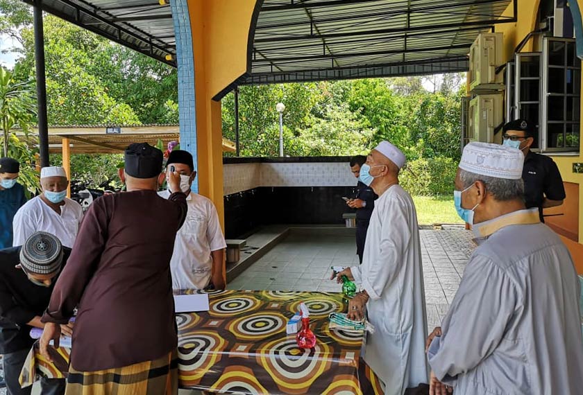 Setiap jemaah perlu melepasi SOP ditetapkan sebelum masuk ke masjid.
