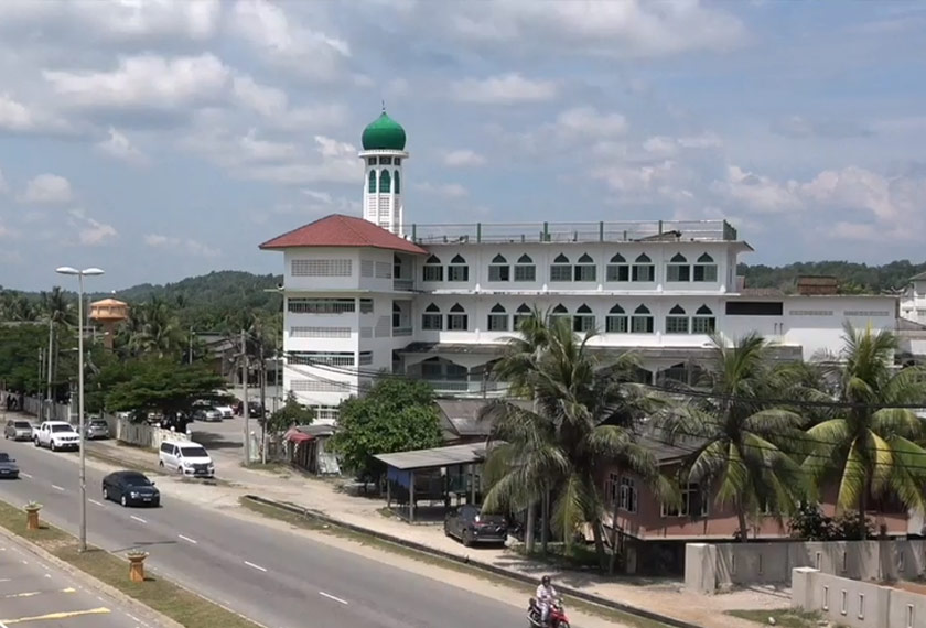 Semua masjid di negeri itu dibenarkan mengadakan Solat Jumaat dan solat fardu lima waktu secara berjemaah selepas mendapat perkenan Sultan Terengganu Sultan Mizan Zainal Abidin 