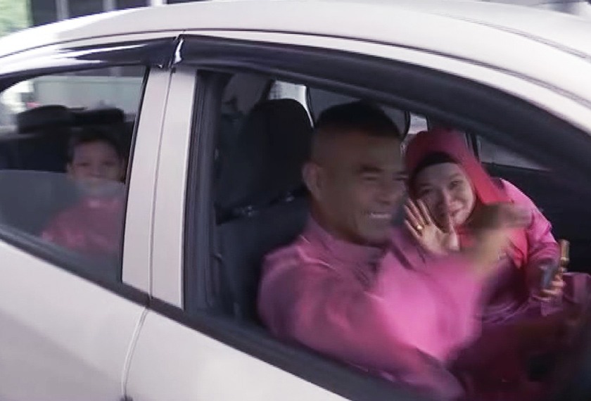 Sebuah keluarga yang menyarungkan pakaian raya dalam perjalanan pulang kampung di utara Semenanjung Malaysia menggunakan Lebuhraya GCE. - Astro AWANI