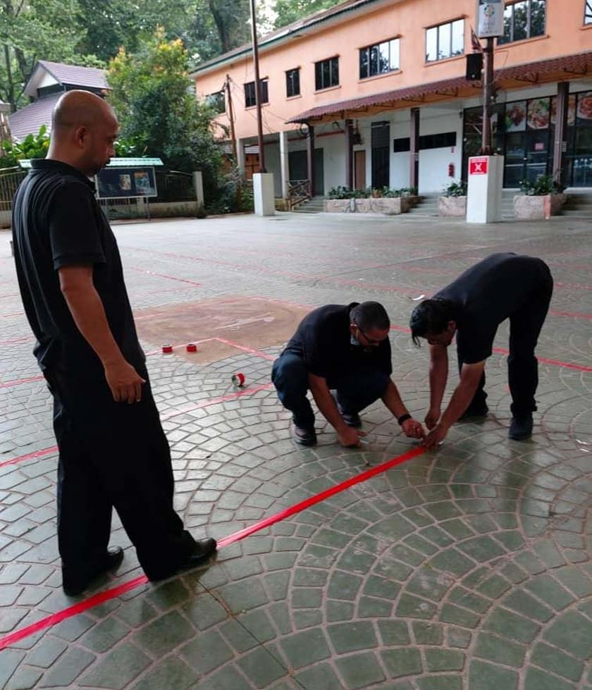 Kakitangan Zoo Taiping dan Night Safari membuat persediaan mengikut SOP MKN sebelum ia dibuka semula 15 Jun ini. Foto ihsan Majlis Perbandaran Taiping