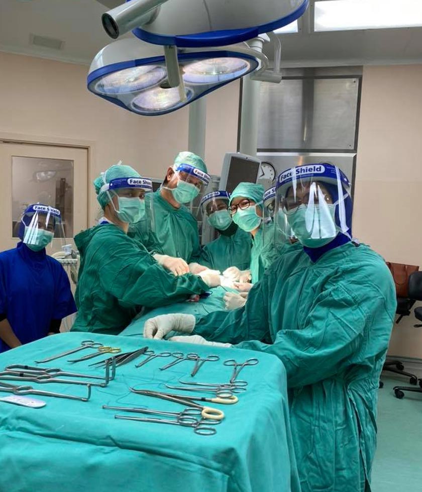 Ketua Pengarah Kesihatan, Datuk Dr Noor Hisham Abdullah bersama kakitangan dewan pembedahan melakukan pembedahan thyroidectomy.