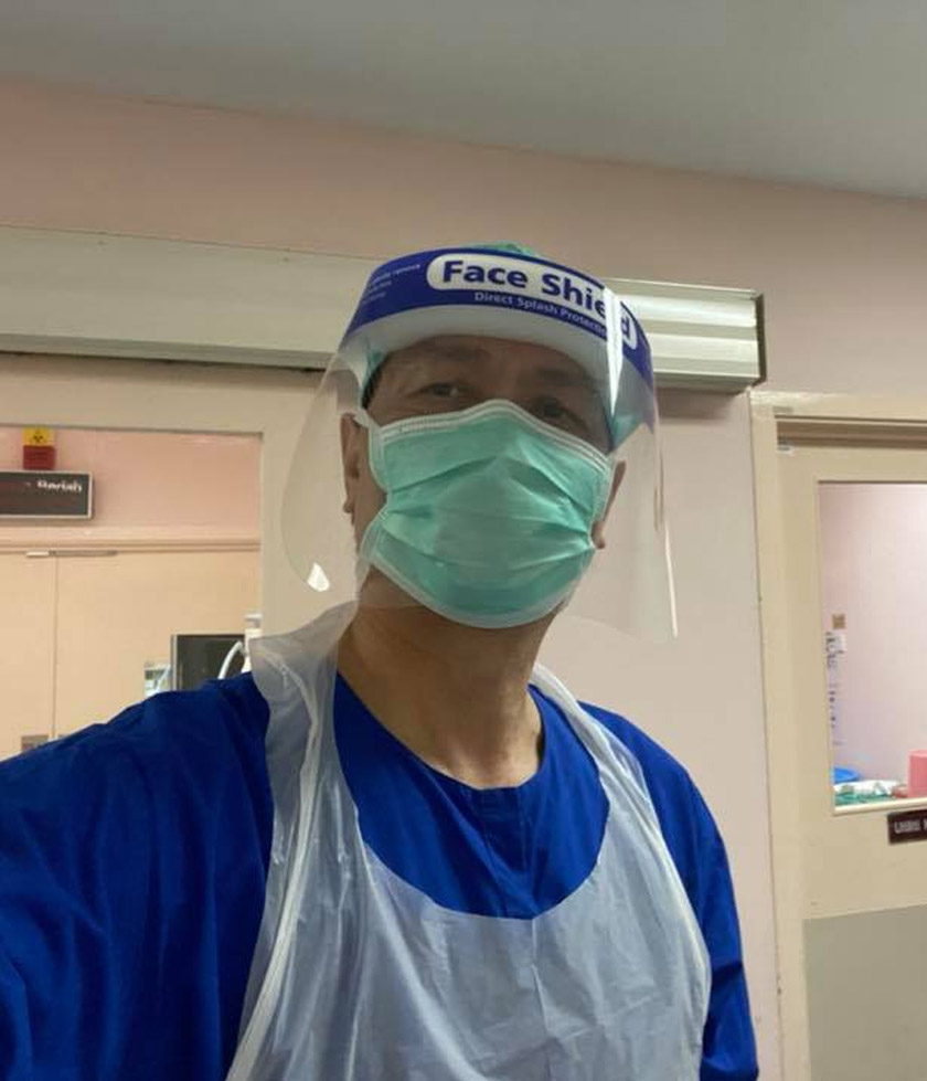 Ketua Pengarah Kesihatan, Datuk Dr Noor Hisham Abdullah memakai pelindung muka sebelum memasuki ruang bedah.