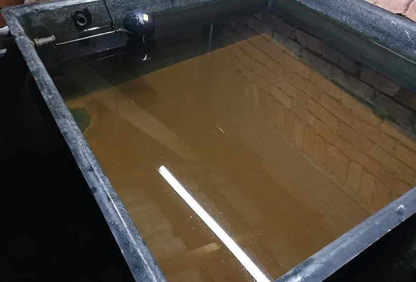 Antara kekotoran tangki yang perlu dibersihkan Ahmad Zahrul di kediaman pelanggannya.