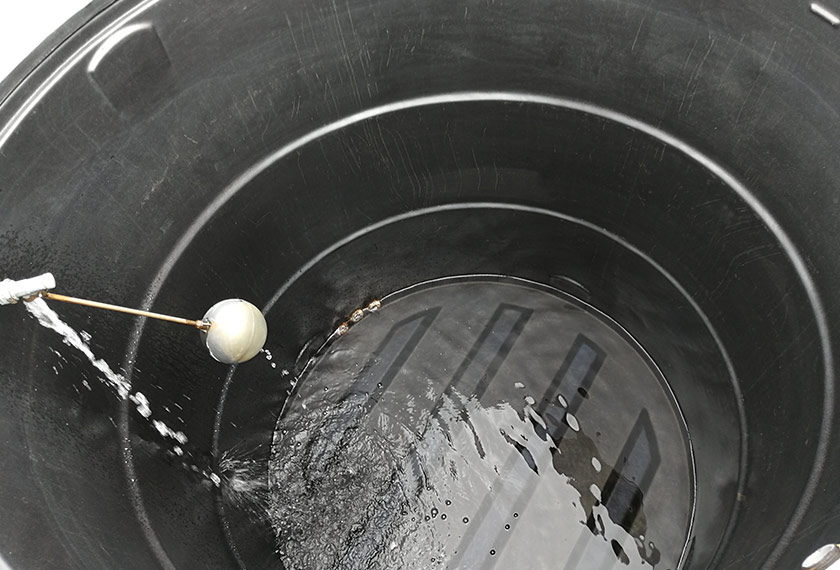 Tangki air yang siap dibersihkan bebas daripada sebarang kekotoran.