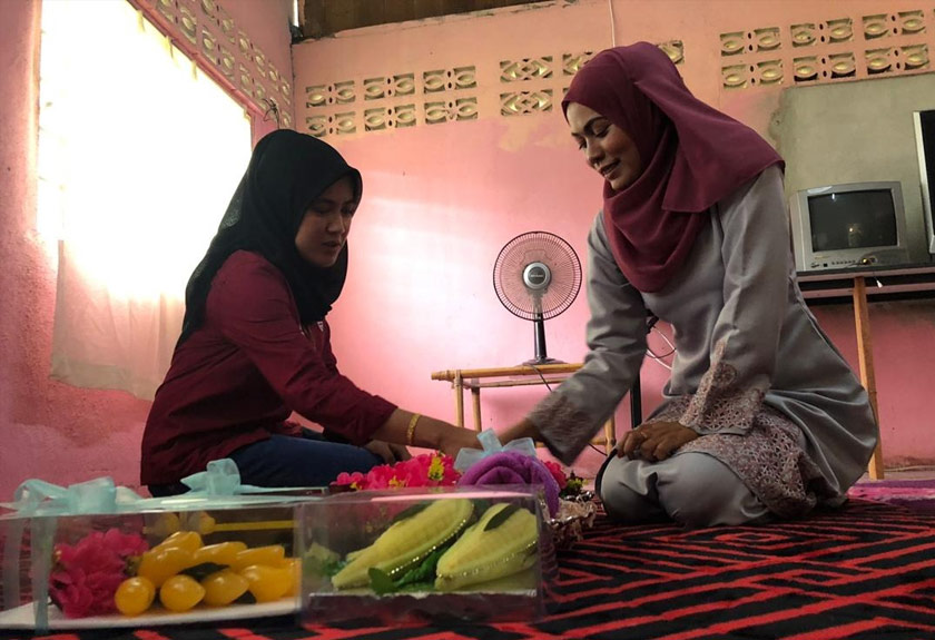  Nur Syamimi (kanan) sewaktu ditemui dalam majlis pertunangannya. - Astro AWANI