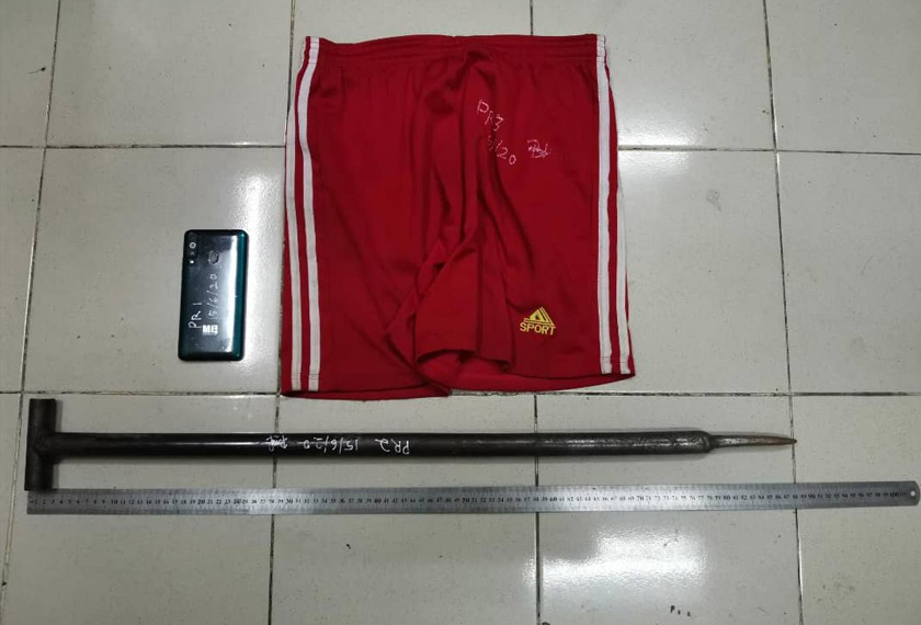 Besi pengangkat sawit yang digunakan suspek antara yang dirampas polis. Foto PDRM