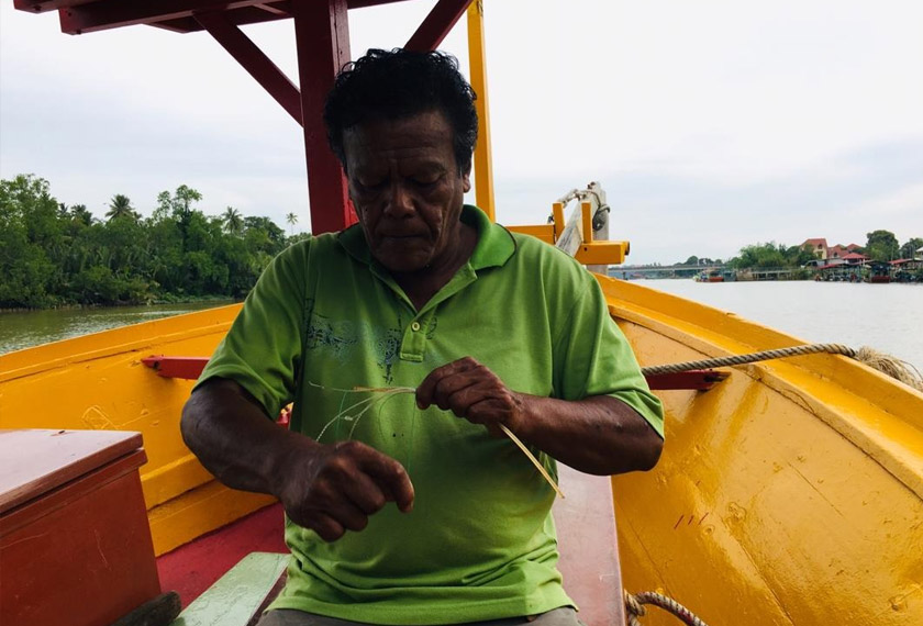 Pak Awang sempat membuat demonstrasi pembuatan 'ranggong' atau perambut yang digunakan sebagai alat untuk mencandat sotong. - Foto Astro AWANI/Najmi Mamat