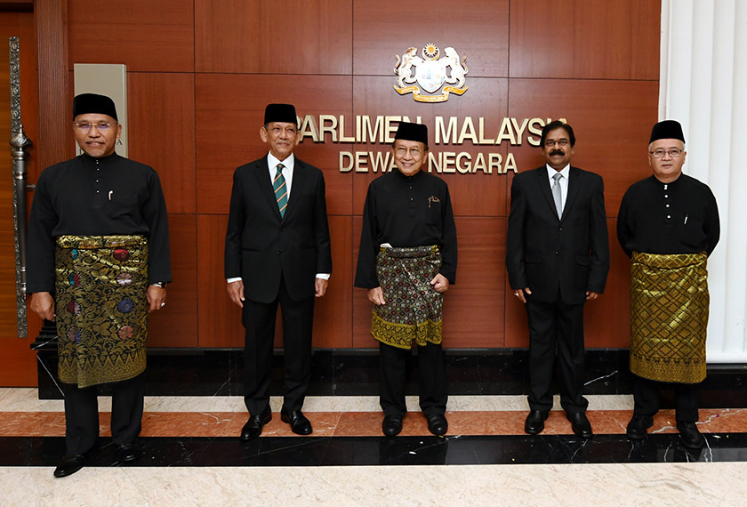 Lima senator yang baharu dilantik (dari kiri) Naib Presiden PAS Idris Ahmad, bekas Menteri Dalam Negeri Tan Sri Mohd Radzi Sheikh Ahmad, Pengerusi Badan Pimpinan Parti Pribumi Bersatu Malaysia (Bersatu) Negeri Sembilan Tan Sri Dr Rais Yatim, Ketua Dewan Penyokong PAS N Balasubramaniam dan bekas setiausaha politik Tun Dr Mahathir Mohamad, Muhammad Zahid Md Arip bergambar selepas majlis mengangkat sumpah di Bangunan Parlimen hari ini. - Foto BERNAMA