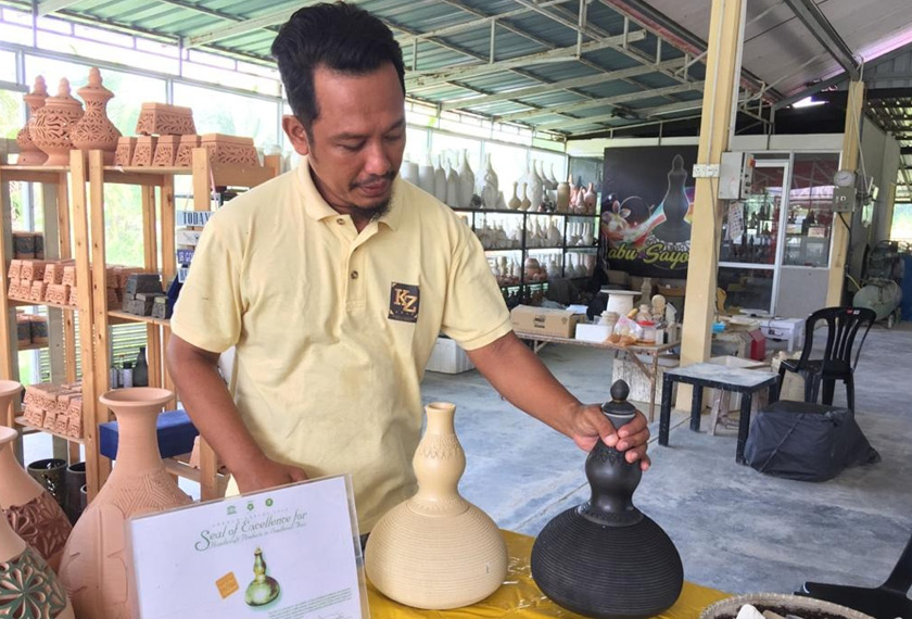 Mohd Pareb sudah menjalankan perusahaan ini selama 25 tahun dan pernah mengikuti kursus selama setahun dalam bidang itu di Jepun. - Astro AWANI