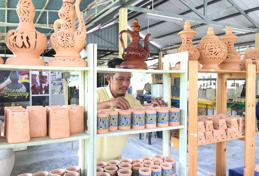 Mohd Pareb berharap pakej pelancongan baharu yang akan menggabungkan pelbagai industri kraf di Kuala Kangsar akan menjadikan bandar itu pusat sehenti bagi para pencinta seni. - Astro AWANI