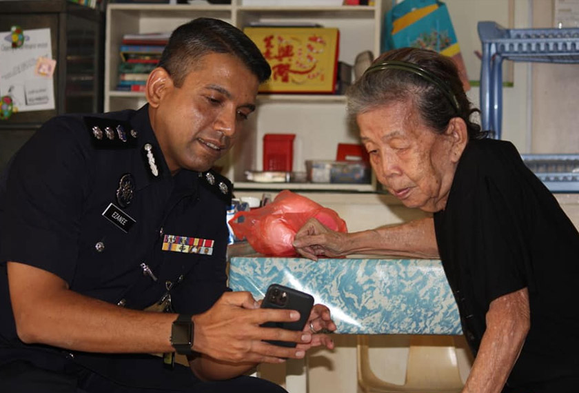 Nik Ezanee sedang berbual bersama Ah Siong sambil mengimbau kembali kenangan lama. - Foto Facebook @Polis Daerah Petaling Jaya