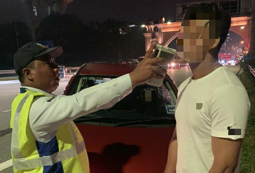 Antara pemandu yang diuji kandungan alkohol dalam badan ketika sekatan jalan raya. Gambar/ IPD Petaling Jaya