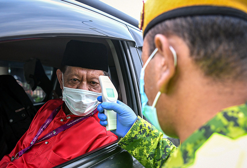 Tengku Datuk Zainul ketika tiba di pusat penamaan calon di IKBN Pekan hari ini. --fotoBERNAMA 