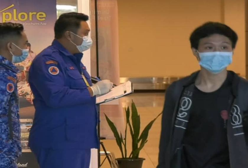 Antara guru dan mahasiswa yang selamat tiba di Lapangan Terbang Antarabangsa Kuching pada Sabtu.