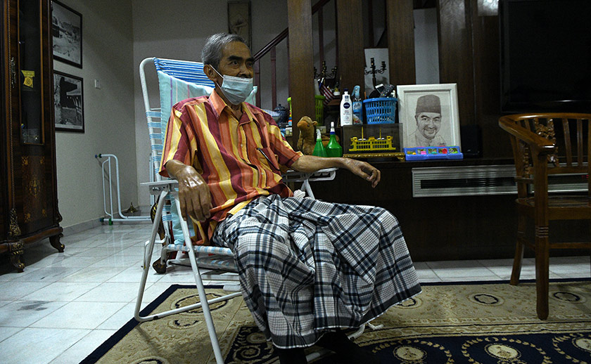 Abu Bakar yang menghidap kanser hati menerima kunjungan Saifuddin di rumahnya di Alam Damai, Cheras, 20 Jun, 2020. --fotoBERNAMA