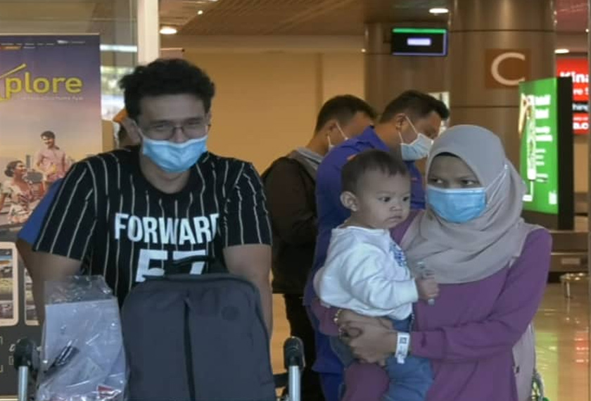 Antara guru dan mahasiswa yang selamat tiba di Lapangan Terbang Antarabangsa Kuching pada Sabtu.