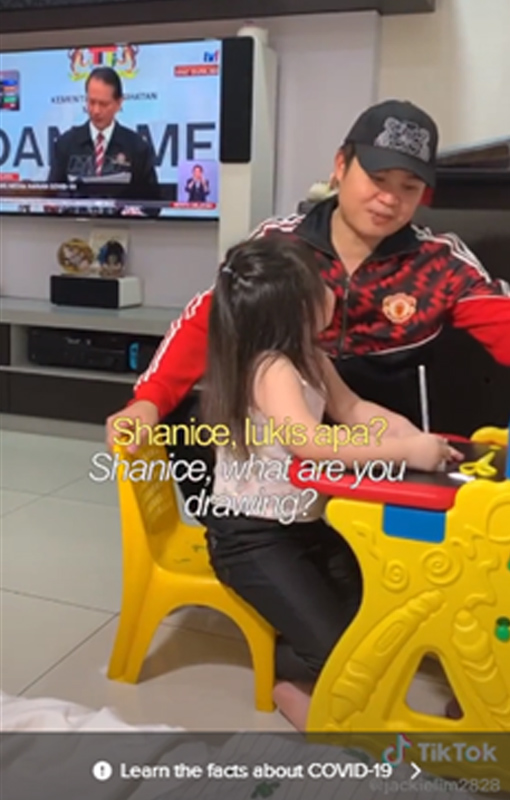 Cara terbaik untuk mendidik anak adalah dengan menunjukkan contoh yang baik kepada mereka.