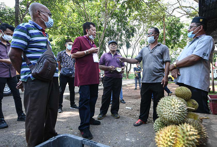 Calon Bebas bagi Pilihan Raya Kecil (PRK) Dewan Undangan Negeri (DUN) Chini Tengku Datuk Zainul Hisham Tengku Hisham Tengku Hussin (dua, kiri) beramah mesra bersama para peniaga ketika berkempen di Bandar Dara Felda Chini hari ini. - Foto BERNAMA