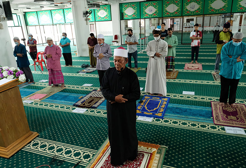 Imam Masjid Negeri Perak mengimamkan solat sunat gerhana matahari separa di Masjid Sultan Idris Shah 2, Ipoh, 21 Jun, 2020. --fotoBERNAMA
