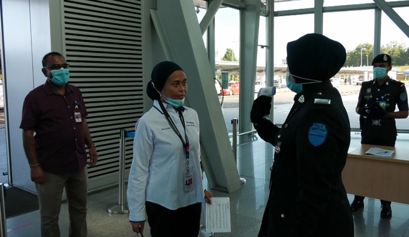 Pemeriksaan suhu badan dilakukan sebelum memasuki LTAS. - Foto Astro AWANI
