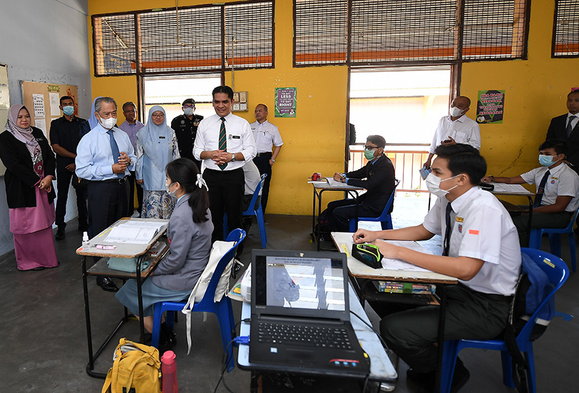 Tan Sri Muhyiddin Yassin meninjau proses pengajaran dan pembelajaran melibatkan pelajar Tingkatan 5 SMK Datok Lokman, Kuala Lumpur. - Foto PMO