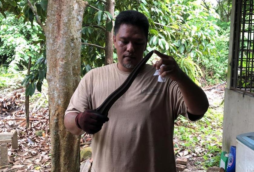 Wan Islahuddin memegang keris Pahang yang siap ditempa. Gambar: Astro Awani