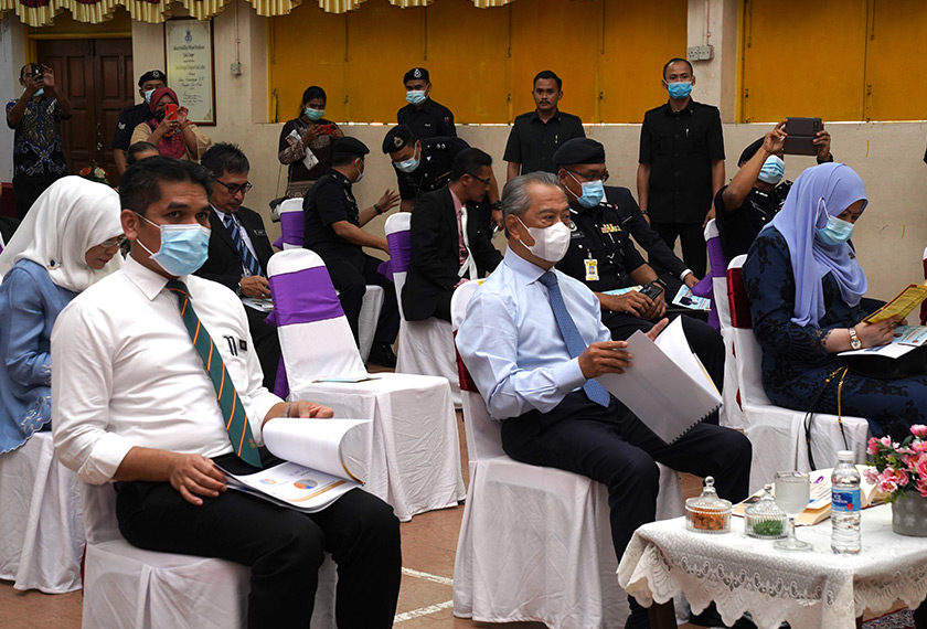 Tan Sri Muhyiddin Yassin diberi taklimat berkenaan SOP yang dilaksanakan di SMK Datok Lokman, Kuala Lumpur. - Foto PMO